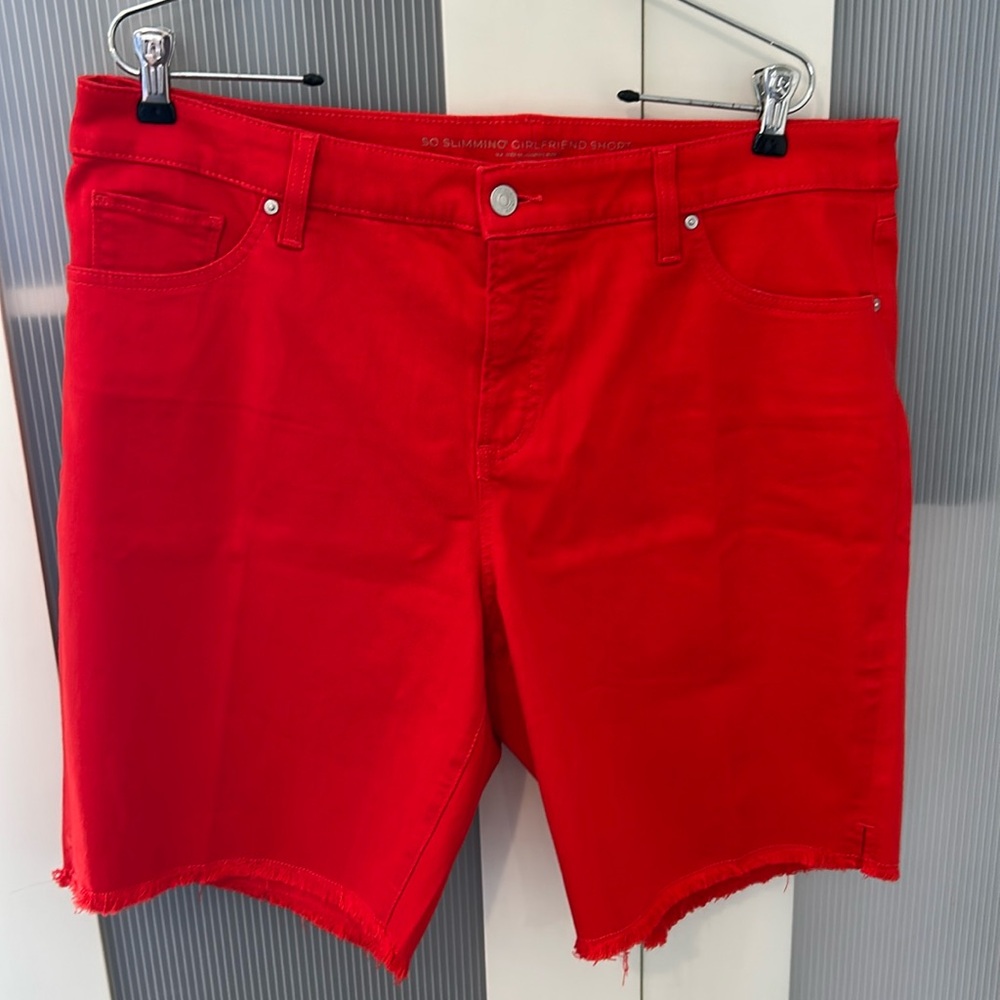 $70 Chico's Vibrant Red Women's Shorts w/Stretch So Slimming Girlfriend Shorts
